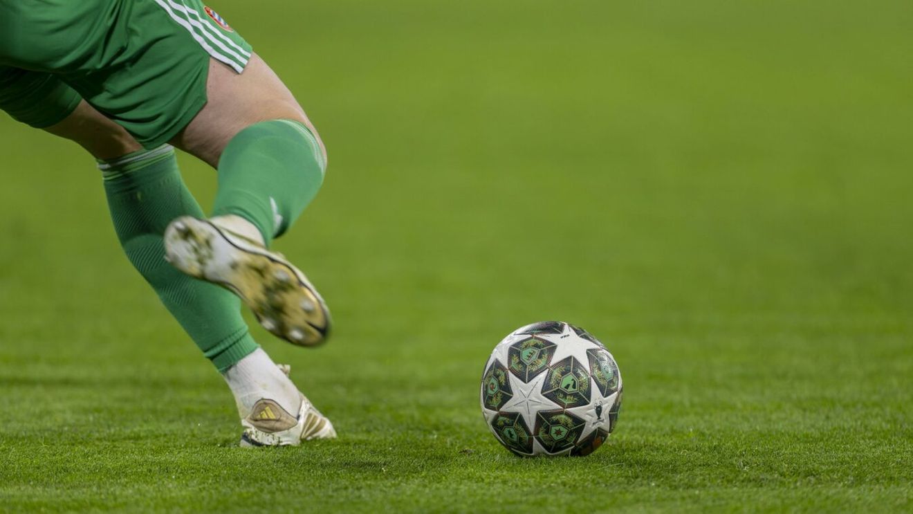 Soția l-a luat la bătaie pe fotbalist, chiar pe teren, pentru că a înșelat-o. Adversarii au râs în hohote, colegii n-au avut curaj să intervină