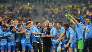 FOTO | Căpitanul Stelei, Alexandru Chipciu, a primit trofeul Cupei Ligii de la Ilie Năstase