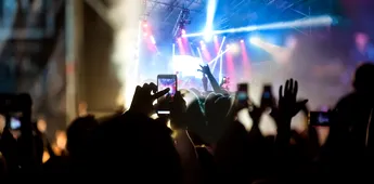 Milionarul a dat lovitura în Anglia și a petrecut în Ibiza înainte de parada la care fanii vor împânzi străzile orașului