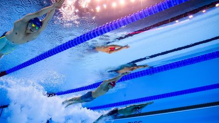 La Otopeni s-a „născut” o nouă stea a înotului mondial. E al treilea om din istorie care la 17 ani reușeste un timp sub 48 de secunde, după David Popovici și Zhanle Pan!