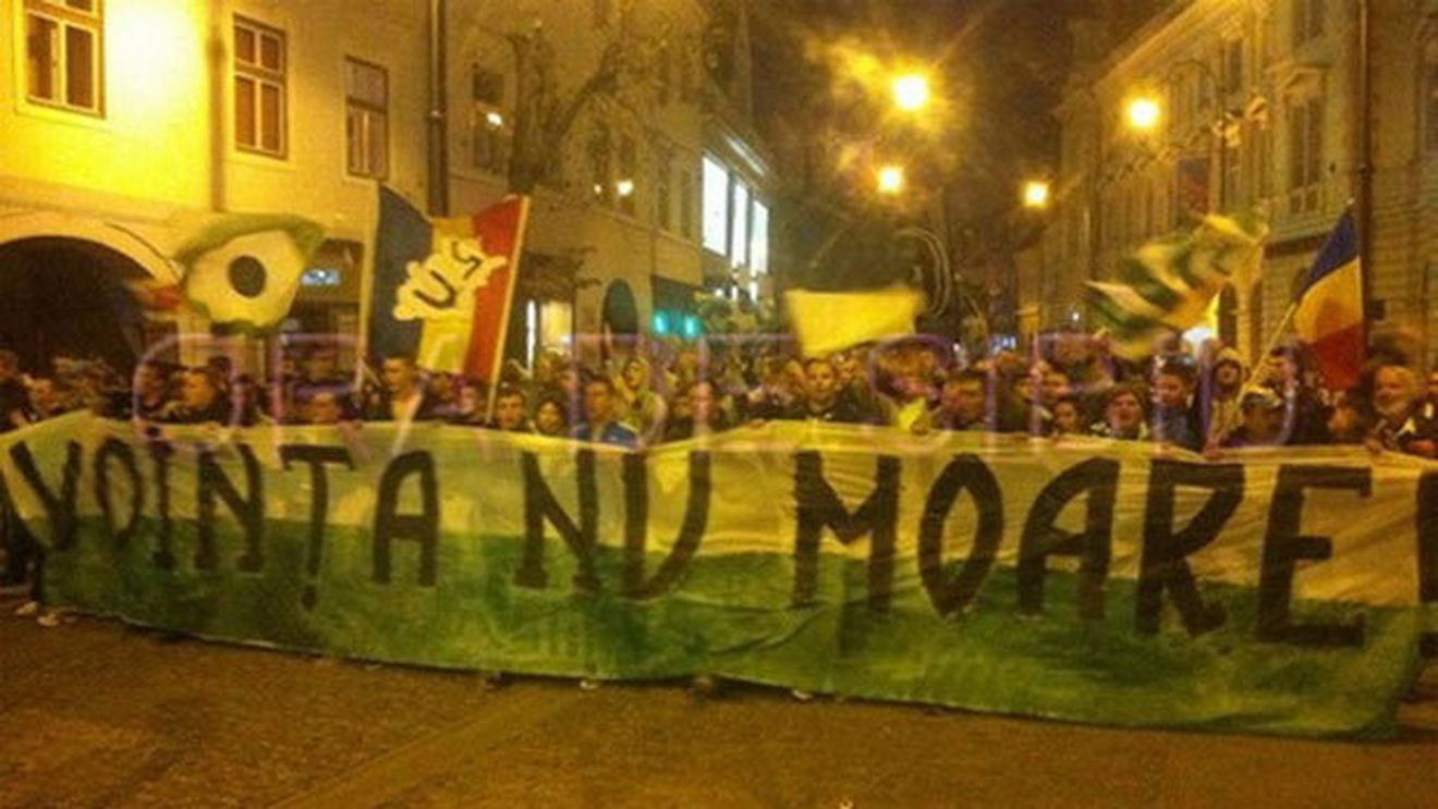 Protest în premieră la Sibiu: "Sibieni, ieșiți la Votbal!"** 400 de fani au cerut ca fotbalul să nu moară: "Banii v-au răpit conștiința/ Salvați 'U', Știința și Voința"