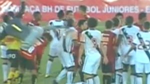 VIDEO ÎNFIORĂ‚TOR Un portar brazilian a folosit un procedeu din luptele K1 pentru a-și lovi BRUTAL un adversar