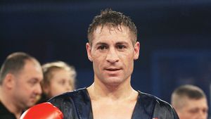 Box: lupta pugilistului Viorel Simion pentru titlul mondial WBO International se suprapune cu partida de fotbal Islanda - România. Unde se transmite la tv meciul de la Kiev | EXCLUSIV