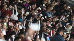 Protest inedit în Cupa României Betano: fanii lui Rapid au scos buletinele și au stat în liniște timp de 10 minute! Cum s-au alăturat jucătorii acestui demers | VIDEO