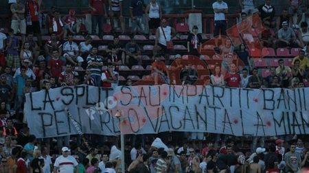 "La Split s-au împărțit banii pentru o vacanță la Miami"/ "Ați jucat la handicap?"** FOTO Duelul bannerelor în derby!