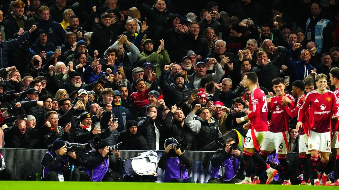 Fanii lui Manchester United, în număr mare la București! Suporterii echipei de pe Old Trafford petrec în Centrul Vechi