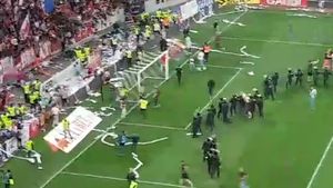 VIDEO | Nebunie totală la finalul meciului Dinamo - FCSB 2-1. Ultrașii dinamoviști au intrat pe gazon, jandarmii au intervenit. Ce s-a întâmplat