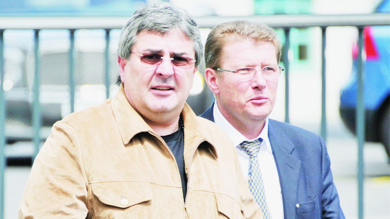 El e cel mai NEBUN patron din lume!** A intrat înarmat în vestiar: "Vă omor pe toți!"