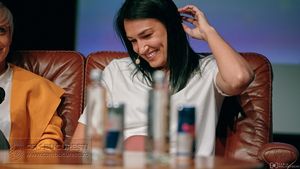 Virgil Stănescu, Mihai Covaliu, Cristina Vărzaru, Valeriu Argăseală și Pavel Bartoș îi fac portretul Cristinei Neagu. "Îi spuneam și ei - cum ar fi să îmi spună mie cineva: 'opt luni de zile nu mai urci pe scenă!?' Cred că aș fi distrus"