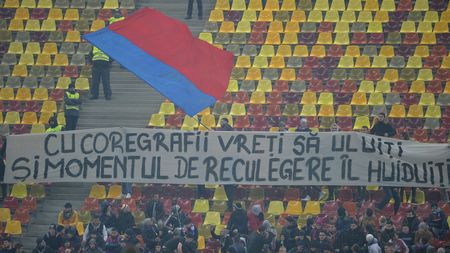Puțini, dar puși pe ironii! Cei 100 de fani FCSB au luat peste picior PCH-ul în derby. Mesajele care nu s-au văzut la TV: "Vă credeți la Untold?"
