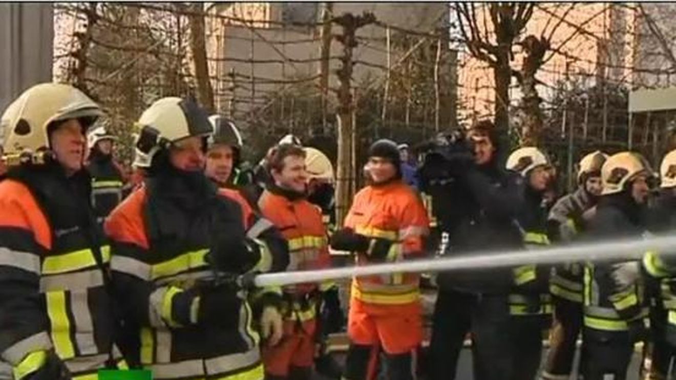 VIDEO INCREDIBIL** Care "echipă" e mai bună? Pompieri vs. poliție pe străzile din Bruxelles! Cele două tabere s-au duelat pe bune în Belgia