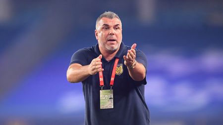 Cosmin Olăroiu a semnat contractul istoric și va lua 6.000.000 de dolari pe an ca selecționer al Emiratelor. Anunțul a fost făcut de arabi