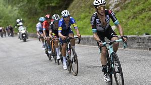 Simon Yates, omul momentului în Turul Italiei! Britanicul l-a atacat din nou pe Egan Bernal și a câștigat Egan Bernal. Cum a reacționat columbianul