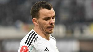 Cum a ajuns Dan Nistor agresat de un steward, în timp ce copilul său plângea, după Hermannstadt - U Cluj. Șirul evenimentelor din tribune. EXCLUSIV 