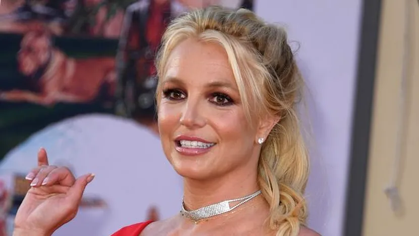 Britney Spears se dezbracă complet goală, iar fanii o imploră să înceteze cu fotografiile