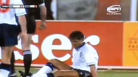 VIDEO AMUZANT** Ce tackling "murdar"! :) Un fost star al Angliei a făcut pe el în timpul meciului! Vezi cum a scăpat de "încărcătură"