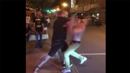 VIDEO | Când te iei de cine nu trebuie. Un tânăr l-a invitat la luptă pe un luptător MMA, fără să știe acest detaliu. Finalul este previzibil :)