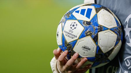 Adidas și o imagine istorică: Messi, Zidane, Lamine Yamal, Salah, Bellingham, Dembele și Kroos, reuniți de celebrul brand