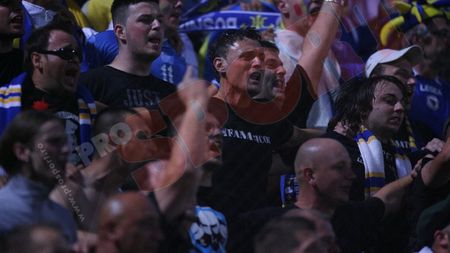 Acte de vandalism în sectorul bosniac!** Fanii au rupt scaunele și au aruncat cu ele în teren