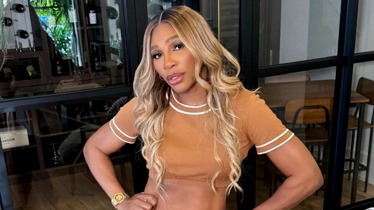Serena Williams, în fustă scurtă şi tocuri înalte, pe terenul de tenis. Ce apariție pentru rivala Simonei Halep