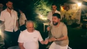 Marius Șumudică a aruncat cu bani la lăutari. Ce versuri l-au făcut pe fostul antrenor al Rapidului să bage adânc mâna în buzunar