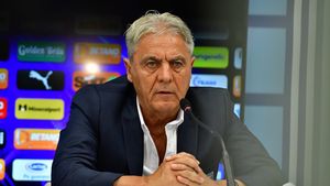 Sorin Cârțu îl pune la punct pe Adrian Mititelu Jr. după ce patronul lui FC U Craiova l-a atacat pe Gică Craioveanu, la finalul meciului cu Universitatea Craiova: „Ce treabă ai tu cu el?”