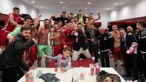 Scandal la Dinamo! Imaginea cu cola și sandvișuri, după victoria cu FCSB, a declanșat războiul: „Cine mai e și prăzarul ăsta!? Să ne lase Păcală în pace!" | EXCLUSIV