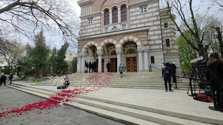 Înmormântarea lui Mircea Lucescu. Covor de petale de flori la biserica Elefterie