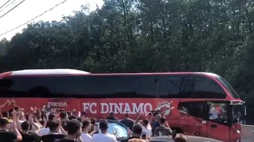 Suporterii lui Dinamo au încurajat echipa înainte de meciul „de foc” cu <i class='ep-highlight'>Poli</i> <i class='ep-highlight'>Iași</i>! Imagini fabuloase cu fanii dinamoviști | VIDEO