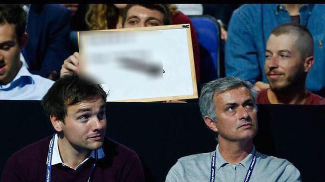 Mourinho a ajuns de râsul Angliei, după dezastrul prin care trece Chelsea. FOTO | Mesajul afișat de fanul din imagine