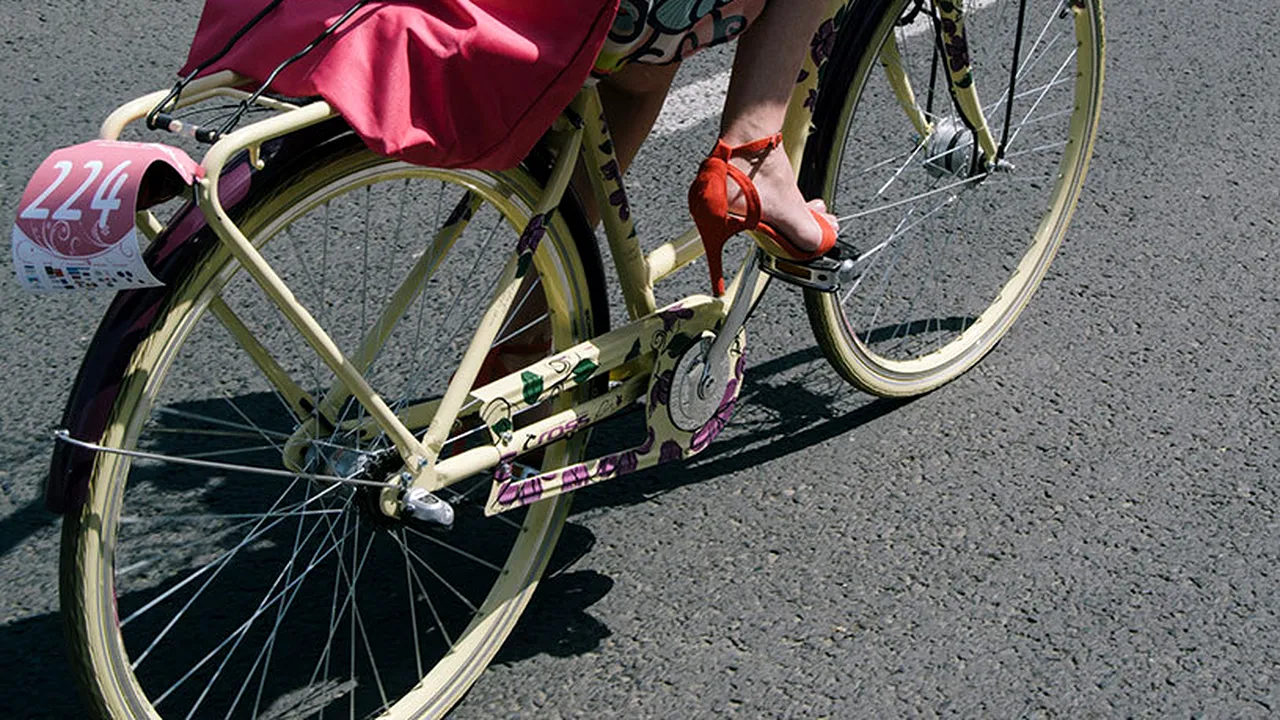 Cetățenii orașului Milan ar putea să fie plătiți pentru a merge cu bicicleta la serviciu