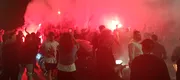 Imaginile care vor rămâne în istoria lui Dinamo: fanii au sărbătorit cu jucătorii pe drum, la stadionul din Ştefan cel Mare şi la statuia lui Cătălin Hîldan! VIDEO