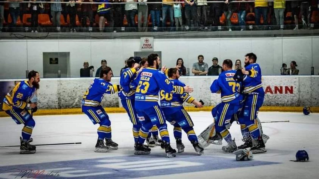 Triplă de poveste! După Cupa României și Erste Liga, Corona Brașov e și campioana României la hochei pe gheață!