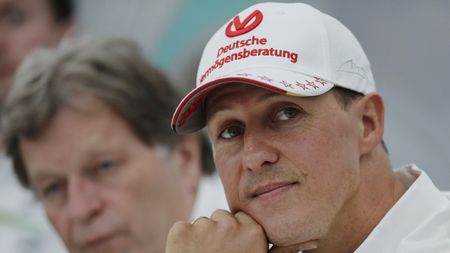 Soția a chemat elicopterul la vila familiei din Mallorca şi l-a urcat pe Michael Schumacher în el. De ce au zburat în Elveția, deşi fostul pilot e în stare gravă