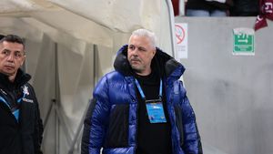 Neverosimil! Marius Șumudică a început să plângă la derby-ul Rapid - Dinamo când a văzut ce au putut să afișeze fanii giuleșteni în tribune