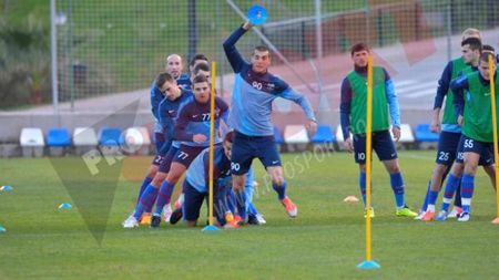 FOTO: Reghe a adus la Steaua arta de a munci din greu cu zâmbetul pe buze!** Tehnicianul și-a surprins iar elevii. Popa, dezavantajat: "N-ajunge la vârful bățului" :)