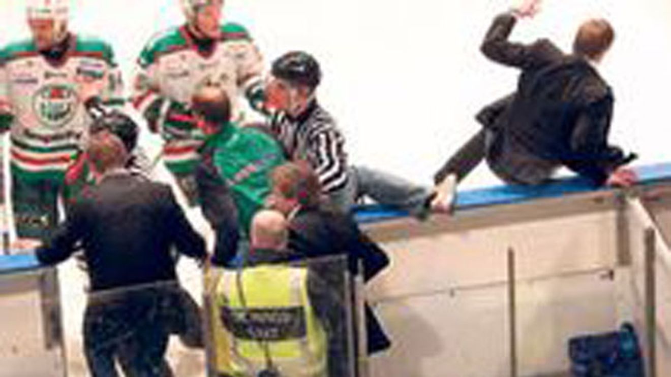 VIDEO Fanii unei echipe de hochei** au vrut să-l bată pe antrenorul oaspeților!