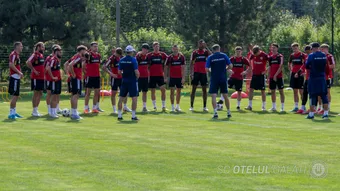 A promovat cu Metaloglobus, însă în prima ligă va juca pentru SC Oțelul