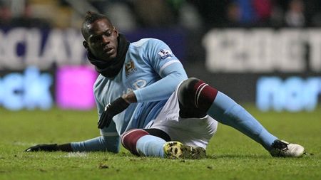 VIDEO Balotelli și maioul buclucaș!** Italianul a avut nevoie de ajutor pentru a se îmbrăca