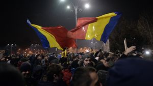 Mititelu s-a ținut de cuvânt și a mers la proteste! "În Craiova  sunt, în piață, peste 5000 de oameni. Mă aflu printre ei"