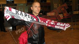 FOTO EXCLUSIV **Beljic a ajuns în România: "Sunt fericit că voi semna cu Rapid!"