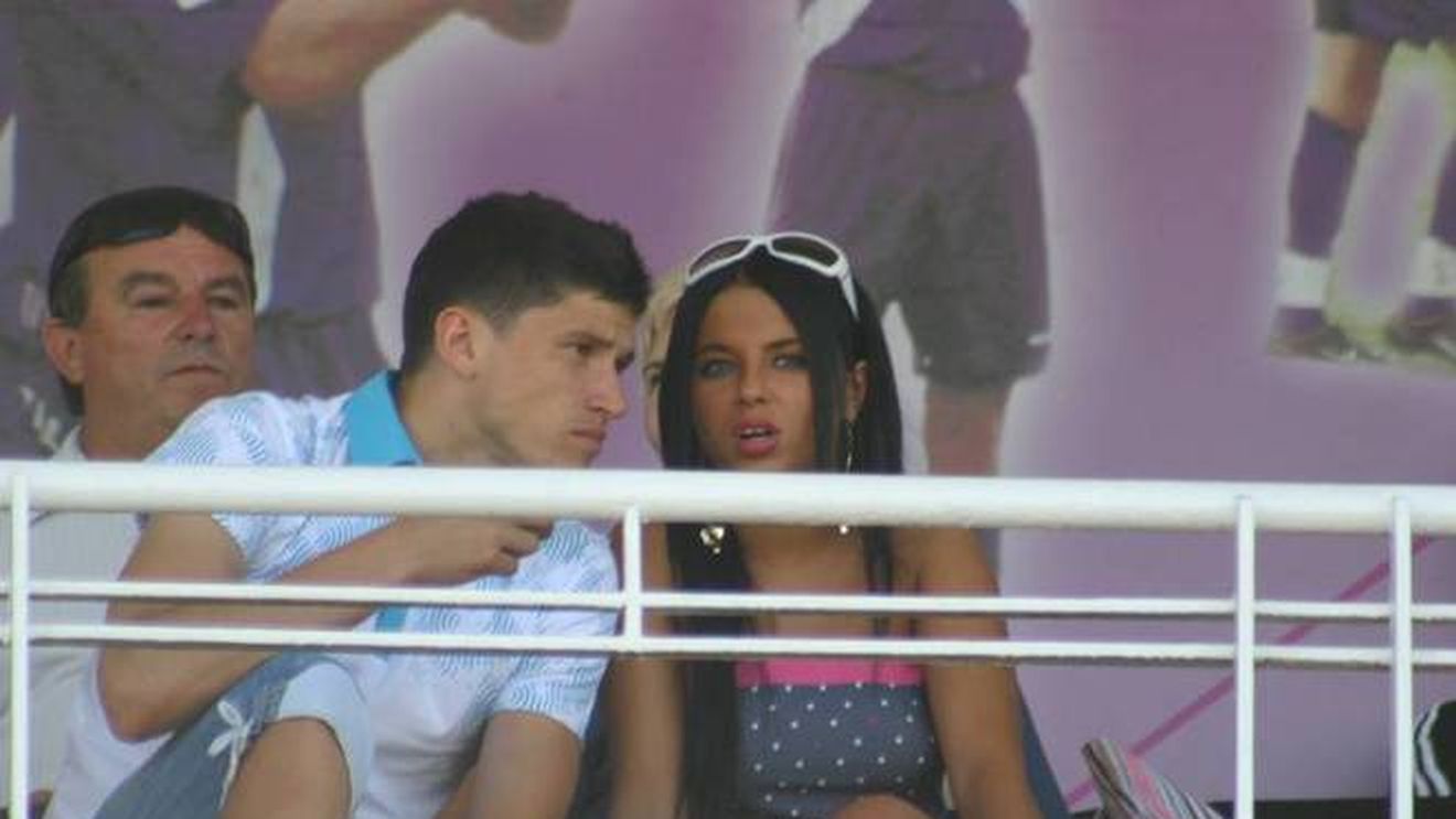 Tănase, apărat de mamă!** "Atâta vreme cât umblă cu o manelistă,** e normal să facă prostii!"