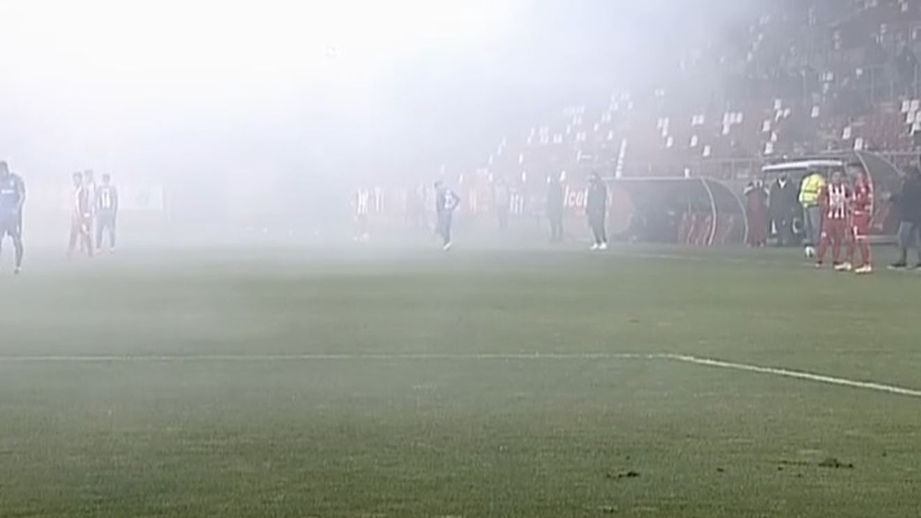 UTA - Craiova, meci întrerupt de fanii arădeni! Ce au făcut suporterii la un meci jucat cu porțile închise | FOTO