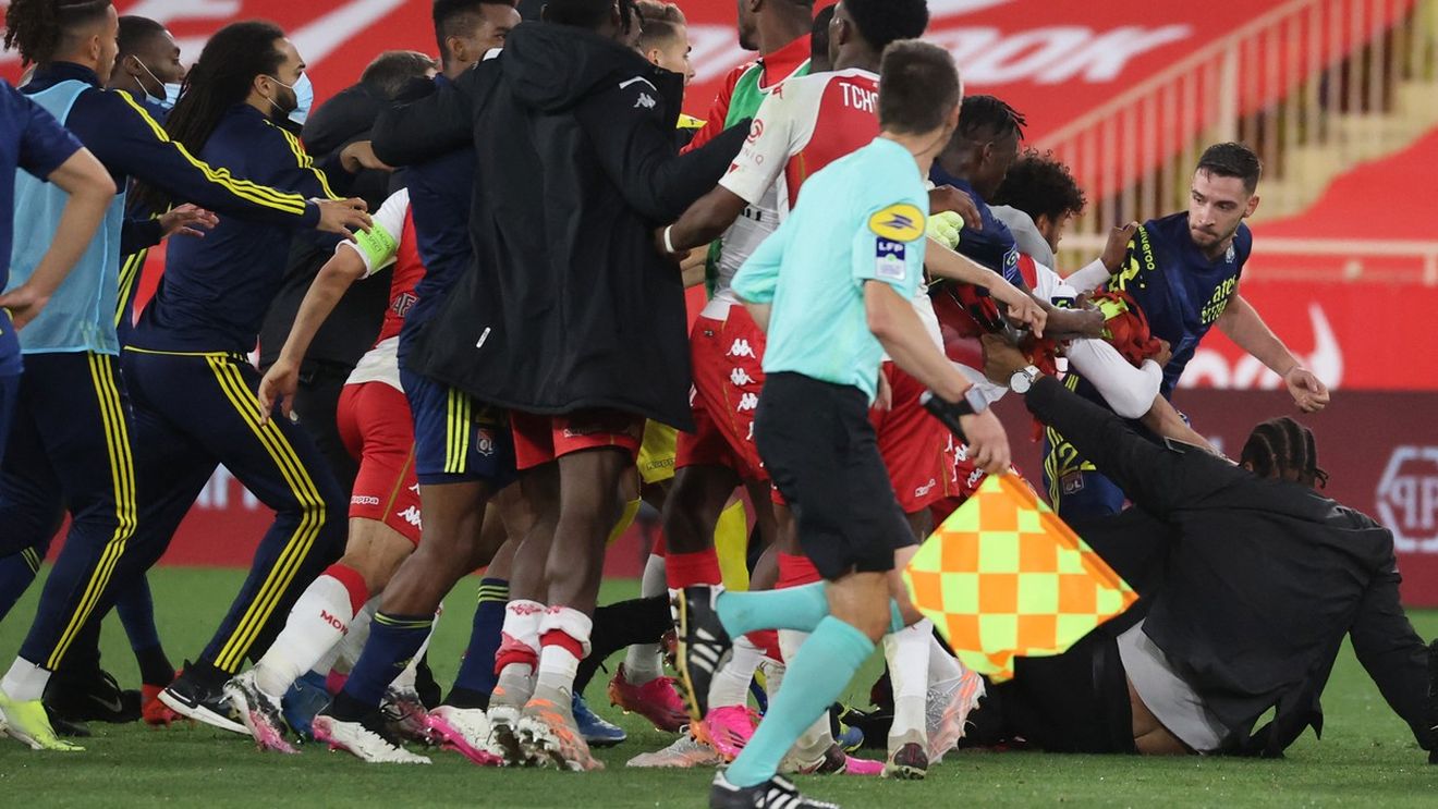 Meci nebun în Ligue 1! 5 cartonașe roșii după o bătaie generală la finalul partidei AS Monaco - Lyon | VIDEO