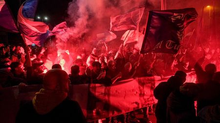 Sărbătoare pe străzile din Napoli! Zeci de mii de fani au făcut spectacol după victoria cu Juventus! Trupa lui Spalletti e la un meci de cel de-al treilea titlu din istorie | VIDEO