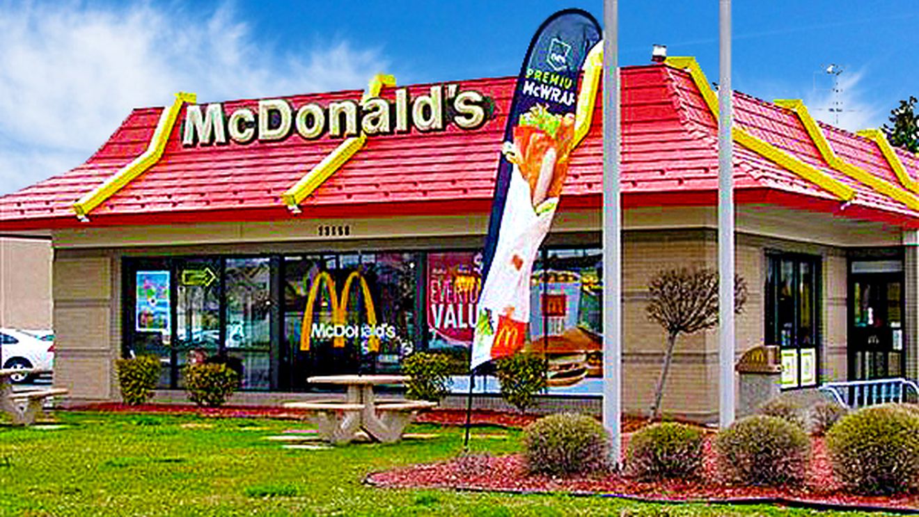 Fast-fotbal! FOTO | Fotbalistul prezentat oficial într-un restaurant McDonald's