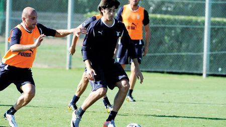 Românul care poate deveni un STAR!** La 17 ani îl driblează pe Radu Ștefan și se antrenează cu Cisse și Klose