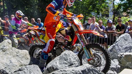 Red Bull Romaniacs începe tare, cu cel mai dur prolog din seria mondială de hard-enduro. Pentru "creațiile" din centru Sibiului au fost folosite 160 de tone de piatră, 150 de tone bușteni, lanțuri, containere