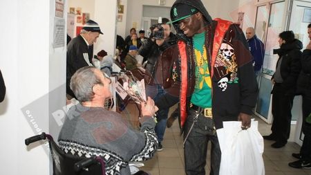 SUPER FOTO** N'Doye a împărțit mărțișoare și...bărbaților! VEZI ce reacții a stârnit:)