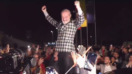 Gigi Becali va face înconjurul lumii. Miliardarul FCSB s-a urcat pe maşină ca în vremurile de glorie şi a cântat cu fanii